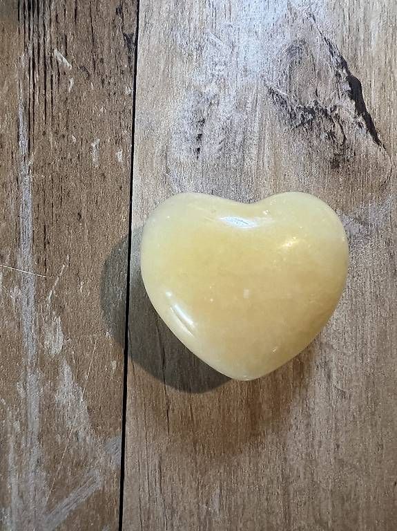 Minerali & Pietre curative: ZITRONENCALCIT IN HERZFORM 5CM – Usato da Urdorf venduto da Marybyii