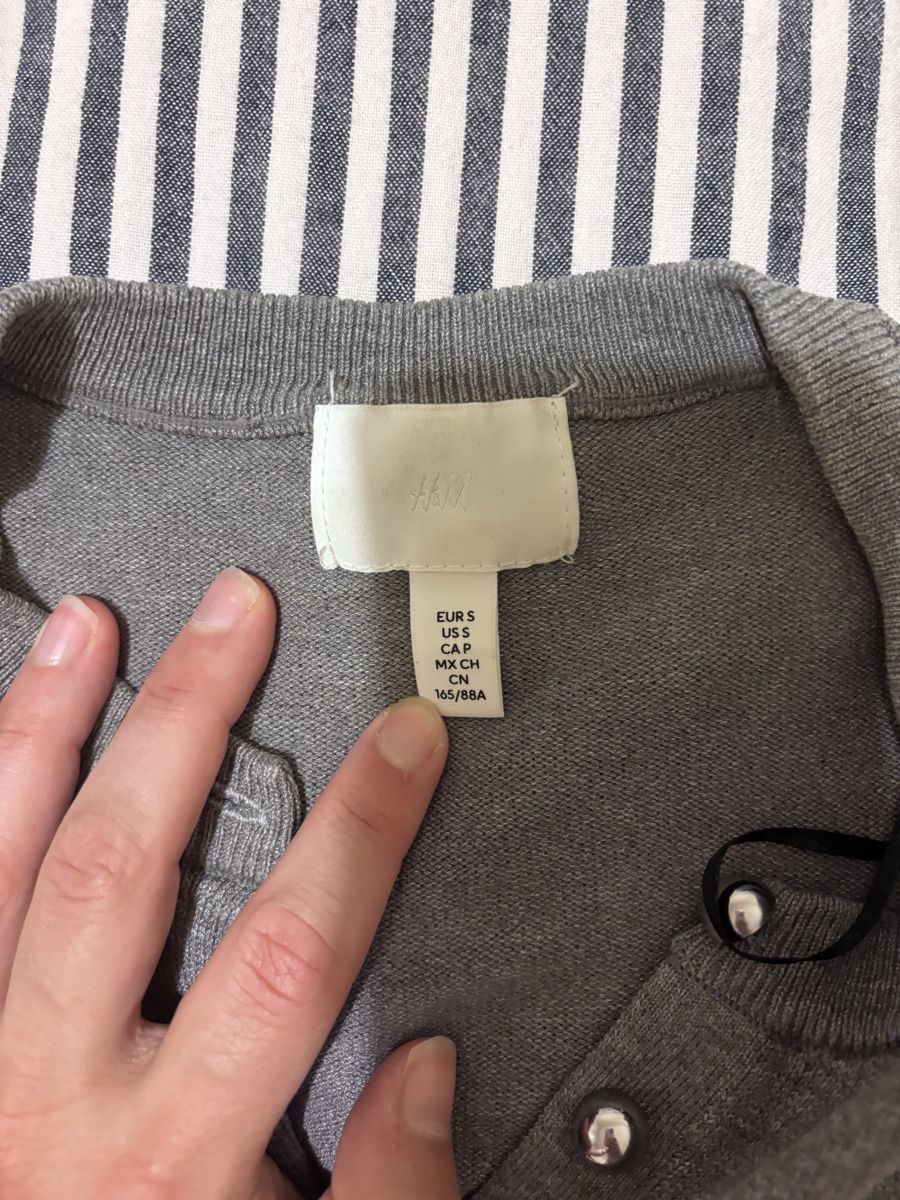 H&M Pullover & Sweatshirts: Cardigan grigio con bottoni argento  – Neu (gemäss Beschreibung) aus Zürich von mat_58mf 1