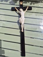 Antikes Kruzifix aus Holz und Porzellan