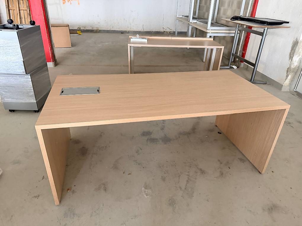 Scrivanie: bureaux professionels 3 taille et trappe câbles, Bois clair – Usato da Préverenges venduto da BNQ_Partners 2