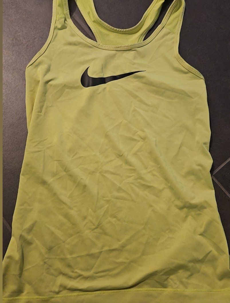 Nike Top: Nike Sport Top – Usato da Suhr venduto da jes_rtc9