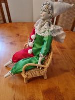 Harlequin auf Stuhl