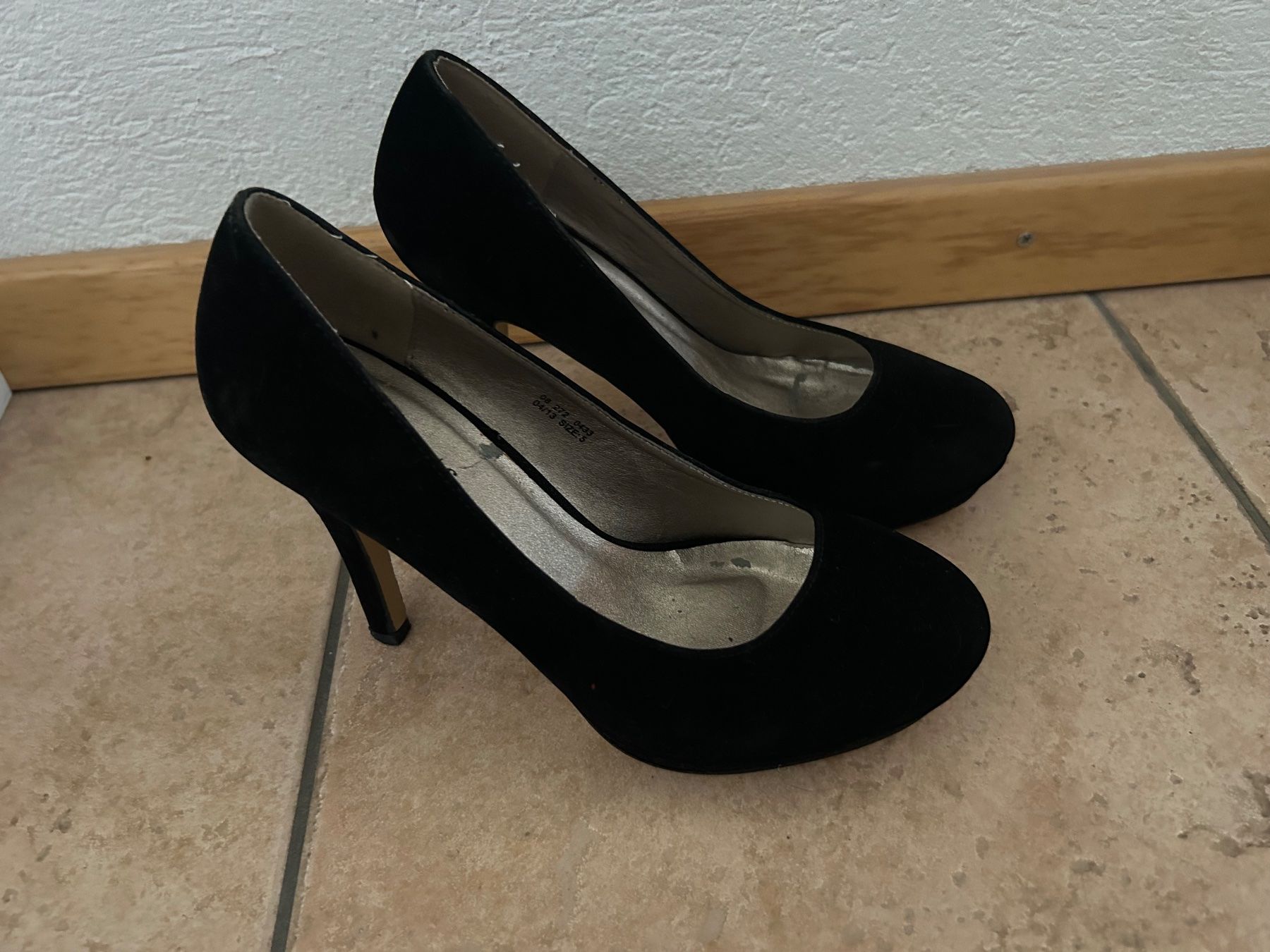 Damenschuhe: Schwarze Pumps / High Heels – Gr. 38 – Gebraucht aus Oberkulm von angela_05