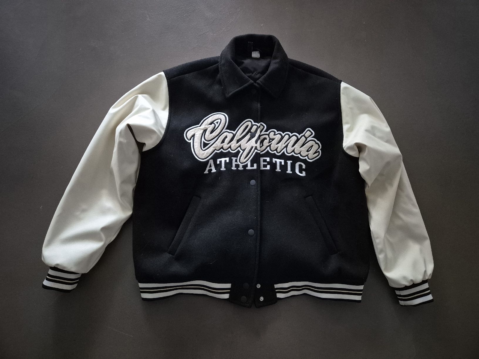 H&M Giacche: Baseballjacke, schwarz/weiss – Nuovo (secondo la descrizione) da Steffisburg venduto da Dali5