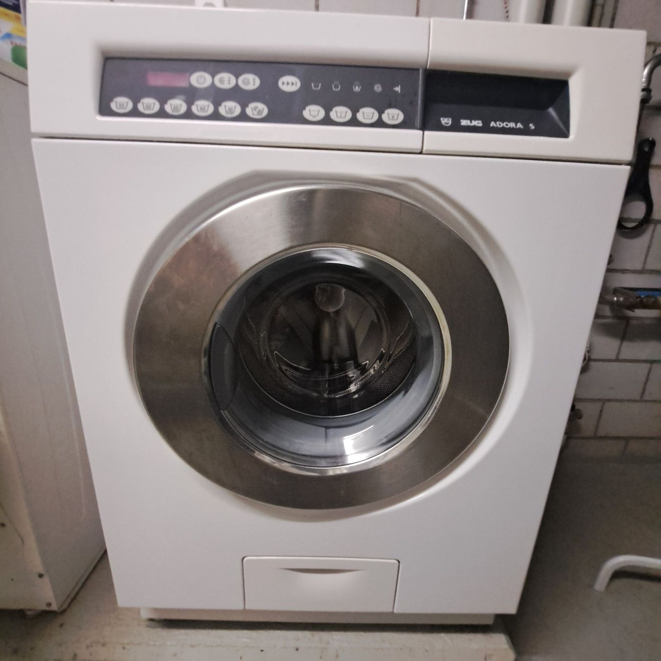 V-Zug Lavatrici: Waschmaschine V Zug Adora S – Usato da Wenslingen venduto da yia_8q7d