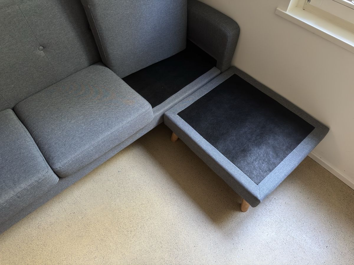 Divani: Graues Ecksofa mit Holzfüssen – Usato da St. Gallen venduto da Kesvilla 1
