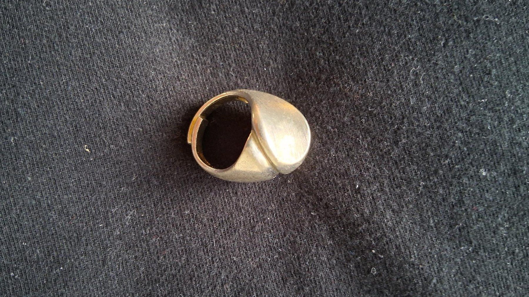 Anelli: Ring mit besonderem Design – Usato da Worb venduto da ucluelet