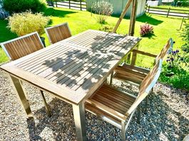 Gartentisch aus Teakholz und Chromstahl