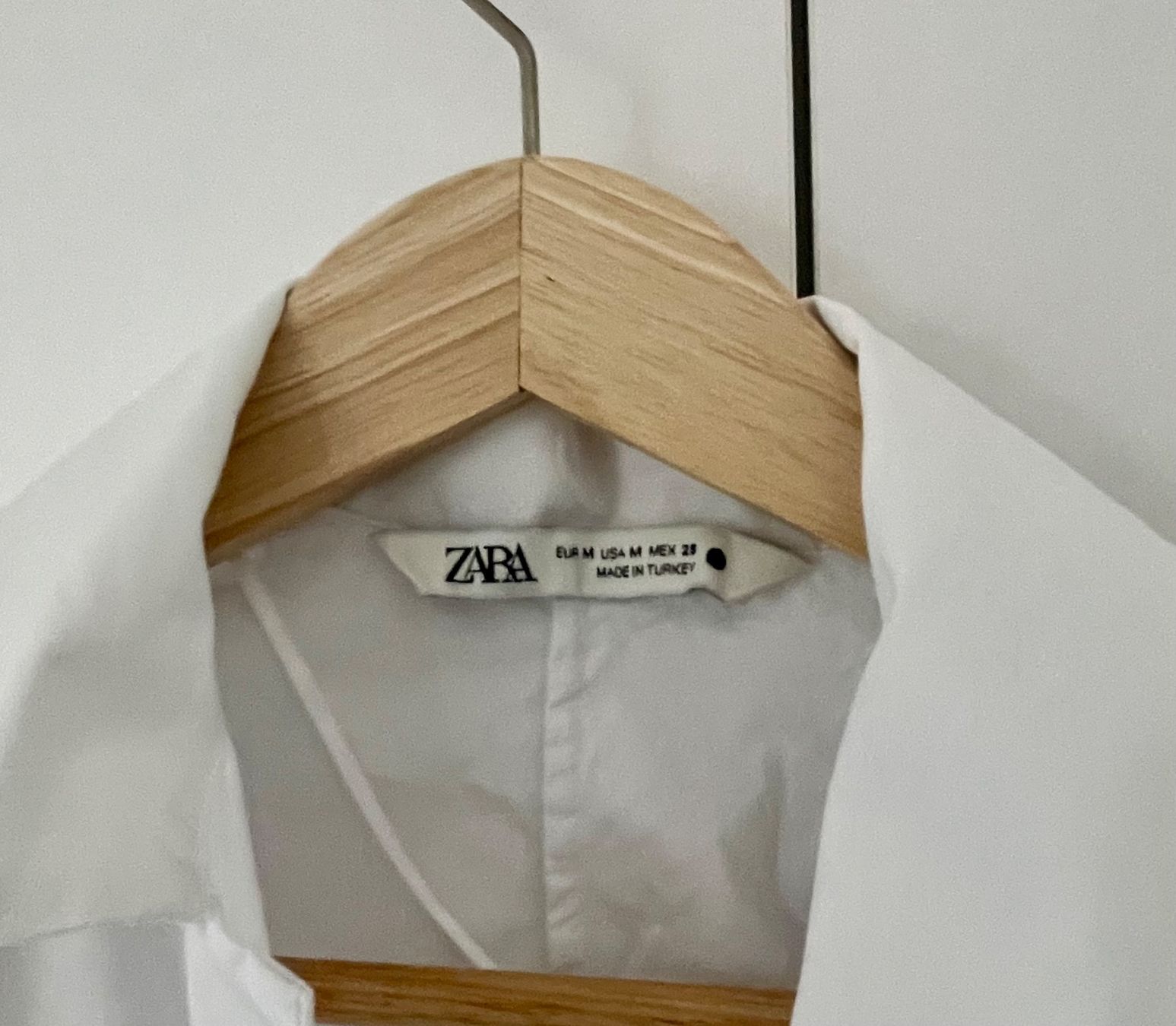 Zara Camicette: Zara, wunderschöne weisse  Wickelbluse, Gr  M, – Nuovo (secondo la descrizione) da Wangen b. Olten venduto da VeraHa 2