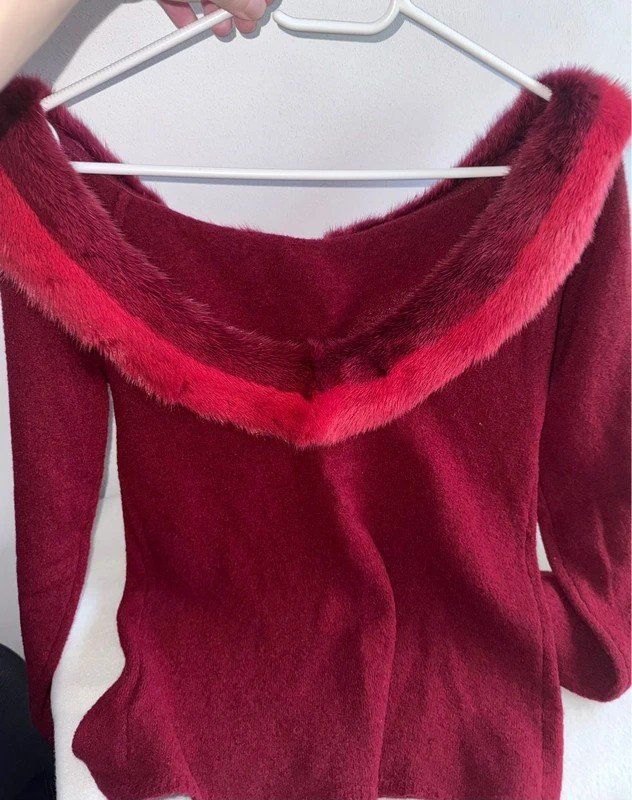 Maglioni & Felpe: Blumarine Pullover mit Pelzbesatz, Gr. 42, Bordeaux. ... – Usato da Obergösgen venduto da crystalfox 1