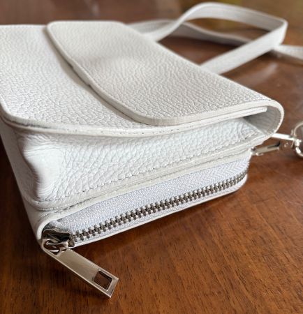 weisse Ledertasche mit angehängtem Portemonnaie