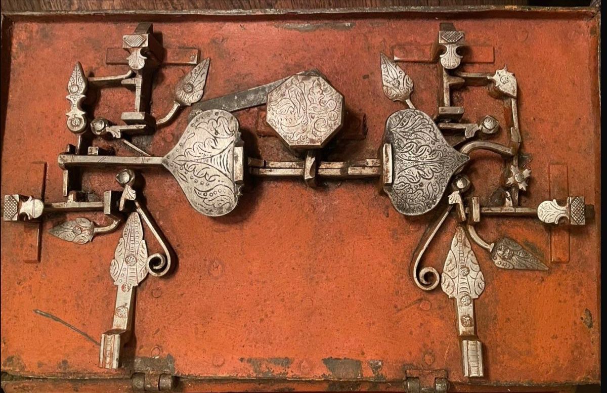 Coffres: Antik Kriegskasse Eisentruhe – D'occasion à Rorschacherberg par farmer61 3