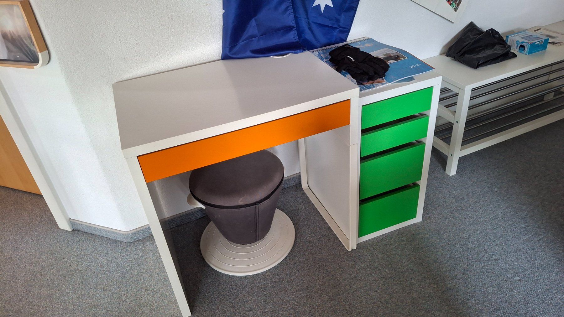 Bureaux: Schreibtisch mit Schubladenblock und Sitz – D'occasion à Lengnau AG par Rcescato