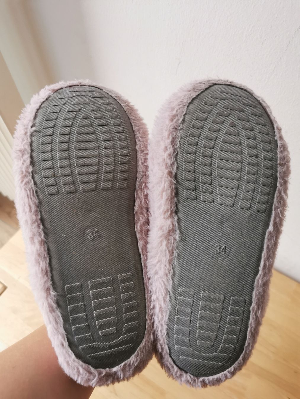 Scarpe per ragazze: Fuzzy Slippers pink size 34 good condition – Usato da Gipf-Oberfrick venduto da JVB 1