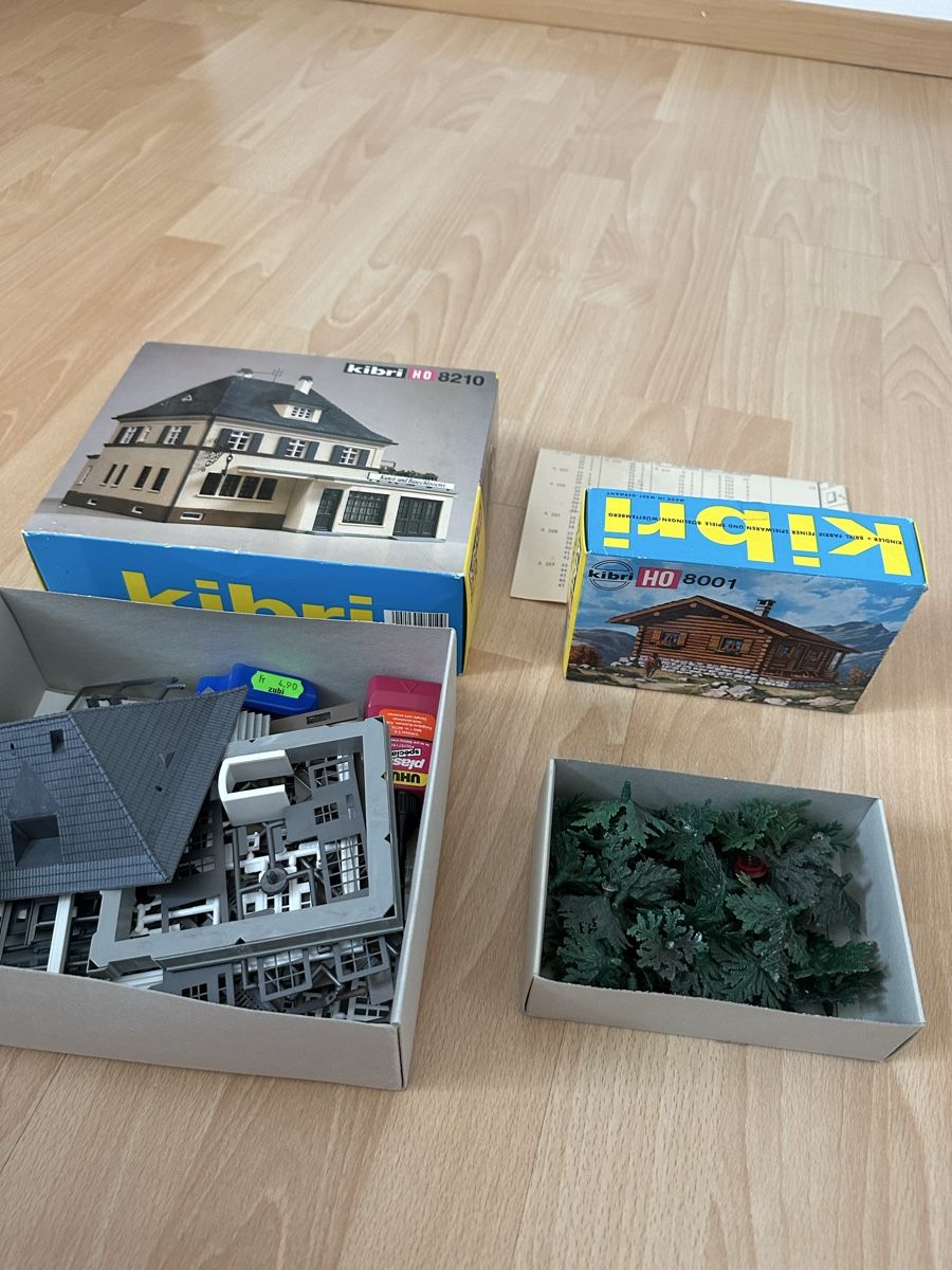 Baukästen: Kibri Modellhaus inklusive Baum – Neu und originalverpackt aus Chur von Sim7000 2