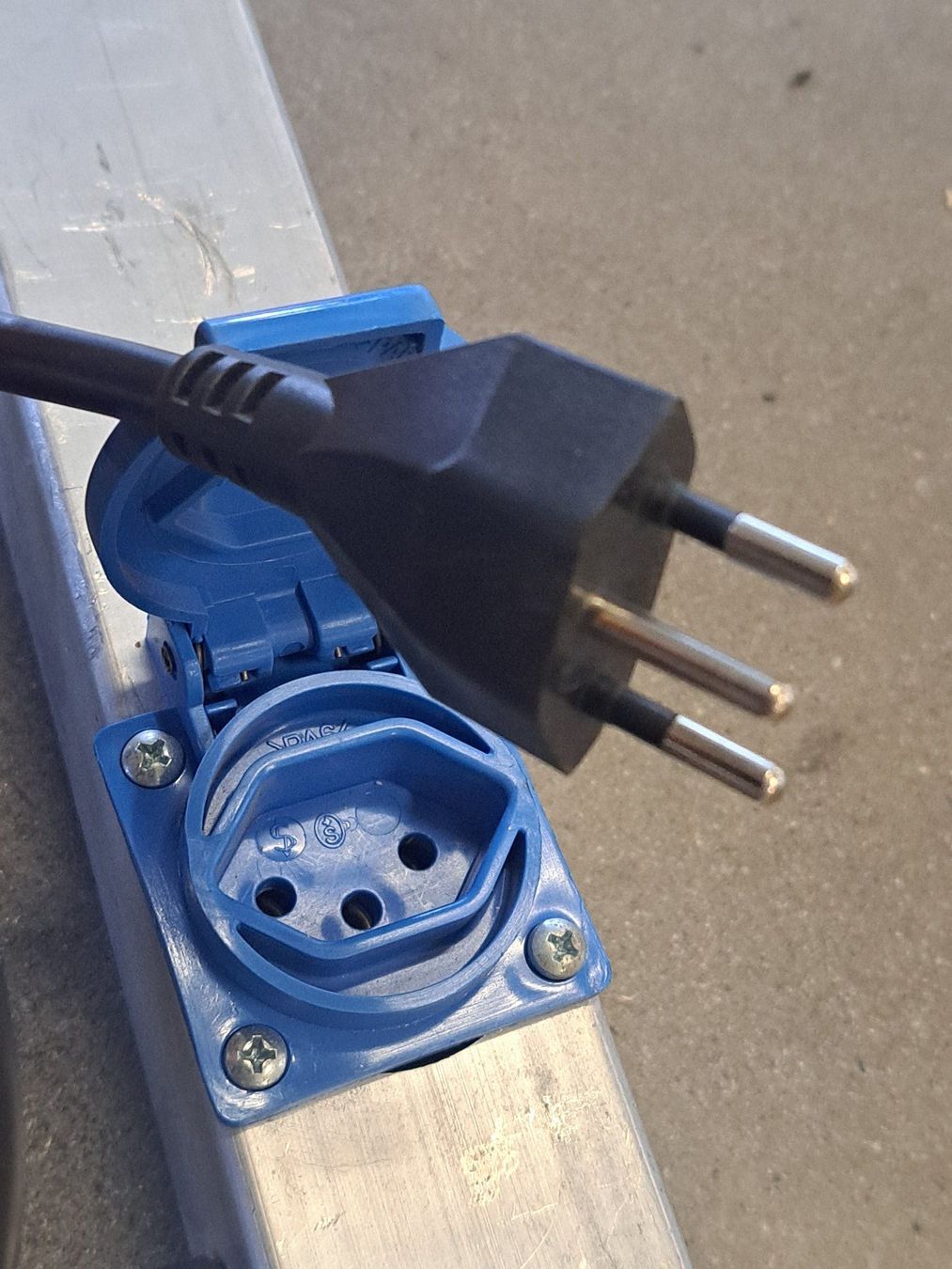 Lampen: 4er Licht Bar, 1m, 230V – Gebraucht aus Horgen von menziebz 3
