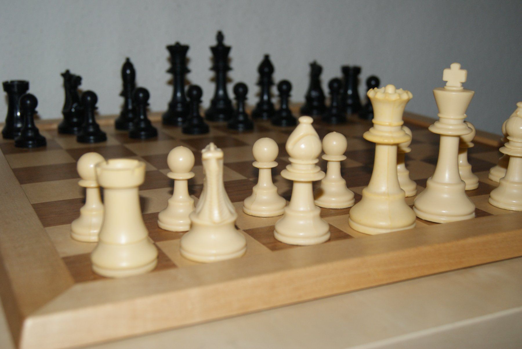 Spiele: Schachbrett aus Holz mit Bakelit Figuren – Gebraucht aus Zürich von Widi1 2