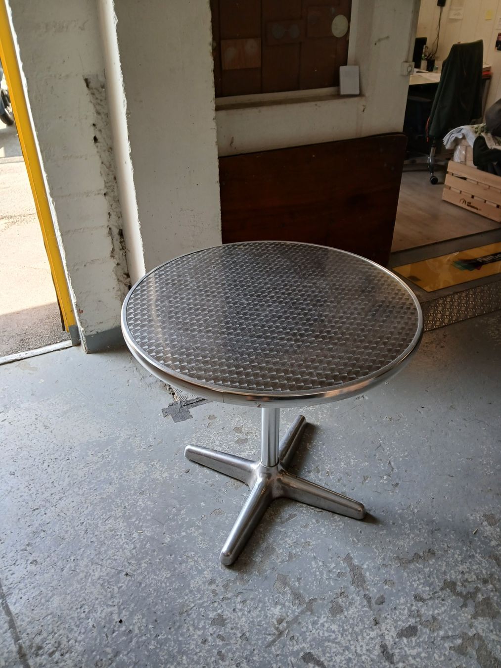 Tavoli: BISTROTISCH ALUMINIUM DURCHMESSER 80CM HÖHE 75CM – Usato da Eggenwil venduto da wydl