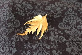 Broche feuille dorée vintage