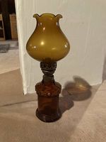 Vintage Petroleumlampe aus bernsteinfarbenem Glas