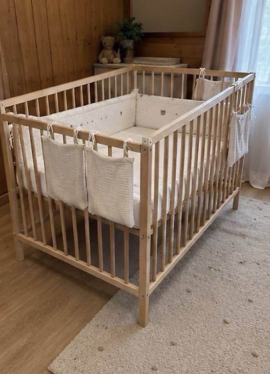Letti: Lit bébé IKEA en bois + accessoires – Usato da Les Paccots venduto da yul_j97h