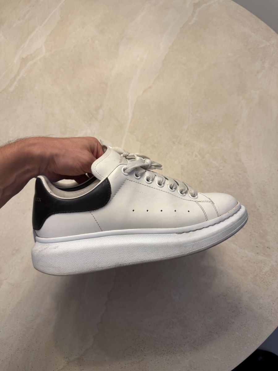 Alexander Mcqueen Scarpe da uomo: Alexander McQueen Sneaker weiss/schwarz Grösse 41.5 – Usato da Uster venduto da are_rts9 1