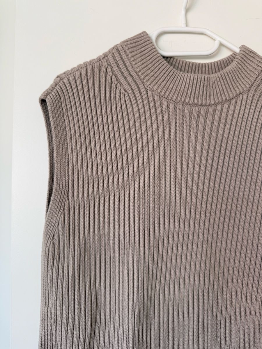 H&M Tops: Haut sans manche H&M  – Gebraucht aus Monthey von sen_6ckr 2