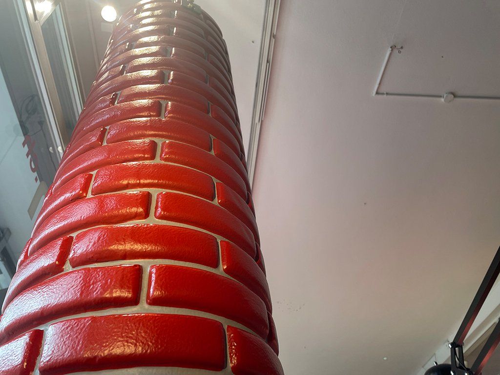 Statuette: Gufram PUNCH A WALL punching bag / Boxsack – Usato da Zürich venduto da paristurin 3
