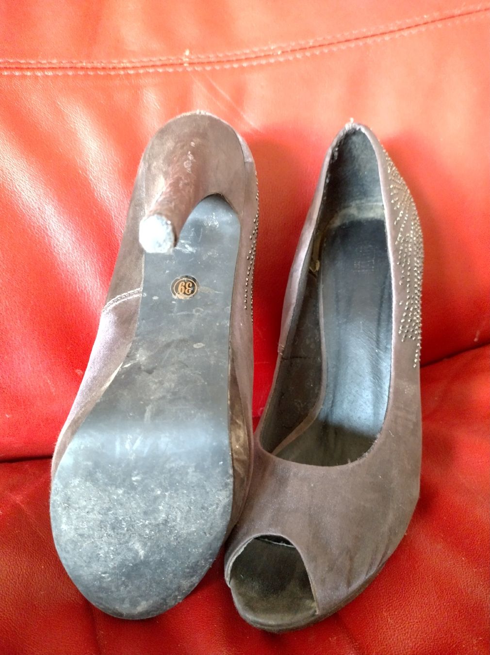 Scarpe da donna: Pumps mit Strasssteinen grau Damenschuhe Grösse 39 – Usato da Brig venduto da i1i_6r6t 4