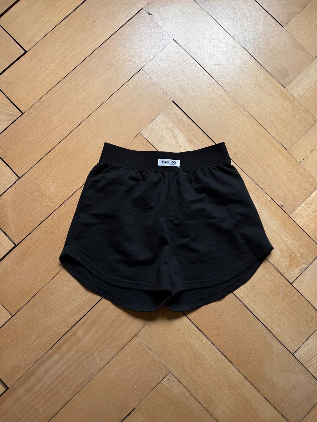 Shein Pantaloni: Shorts schwarz sportlich 34 – Usato da Zürich venduto da Diazaio