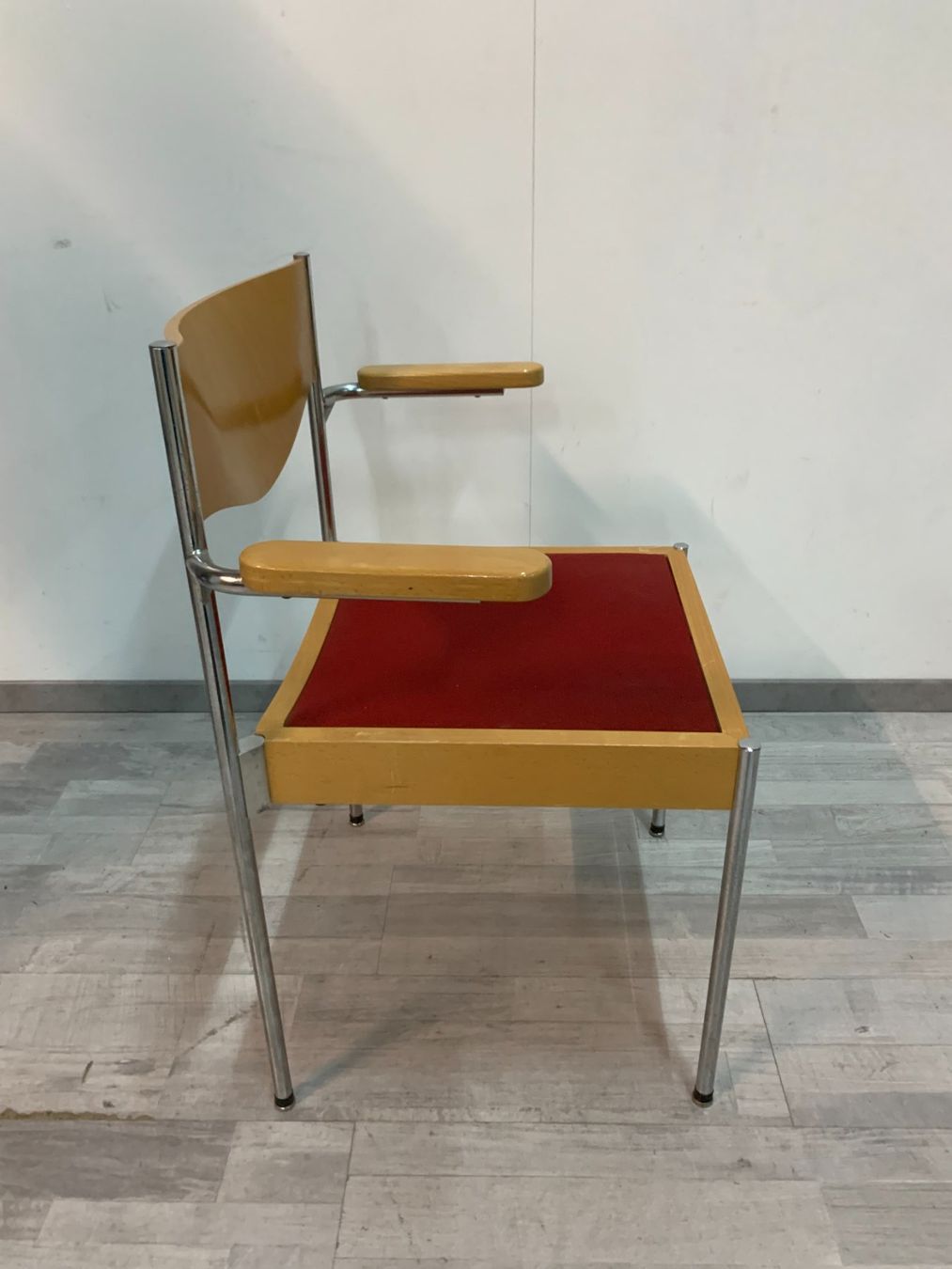 Horgen Glarus Sedie: Stapelstuhl von Horgenglarus mit roter Sitzfläche – Usato da Zürich venduto da ZuercherBrockenhaus 3