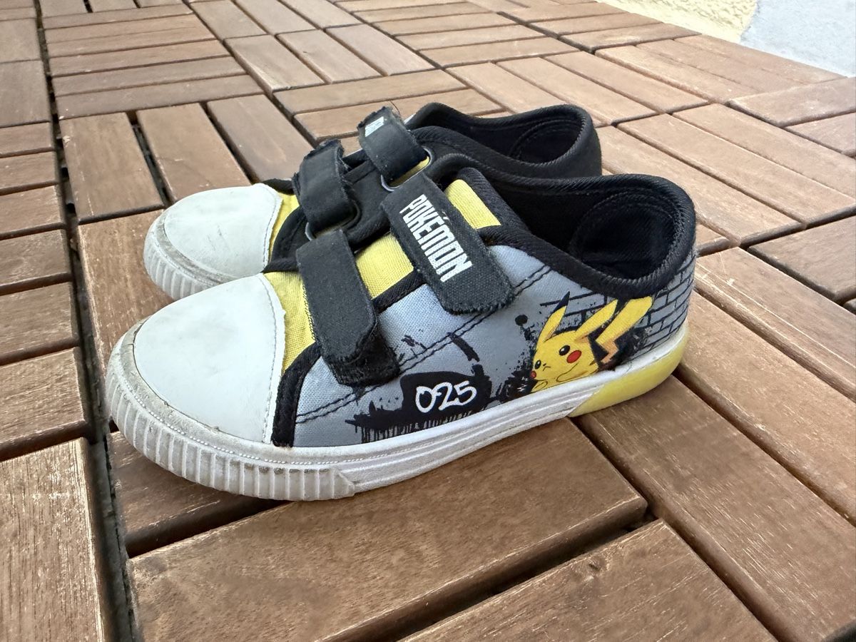Scarpe per ragazzi: Kinder Turnschuhe Gr. 29 Pokemon gebraucht – Usato da Jona venduto da Good_luck_