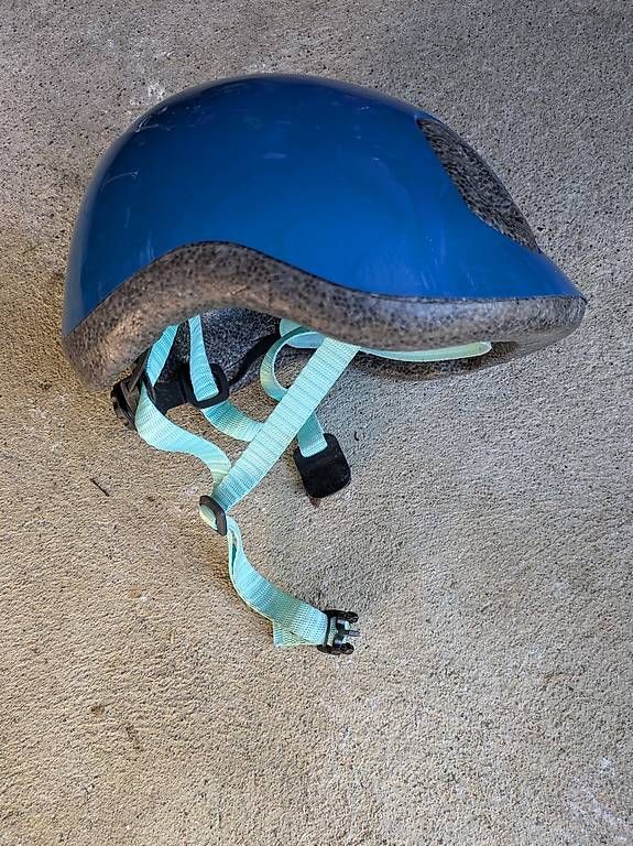 Caschi: Casque enfant 2 à 4-5ans – Usato da Pampigny venduto da nic_575j