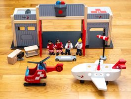 Rega Holzspielzeug: Hangar Flugzeug Helikopter Figuren Set