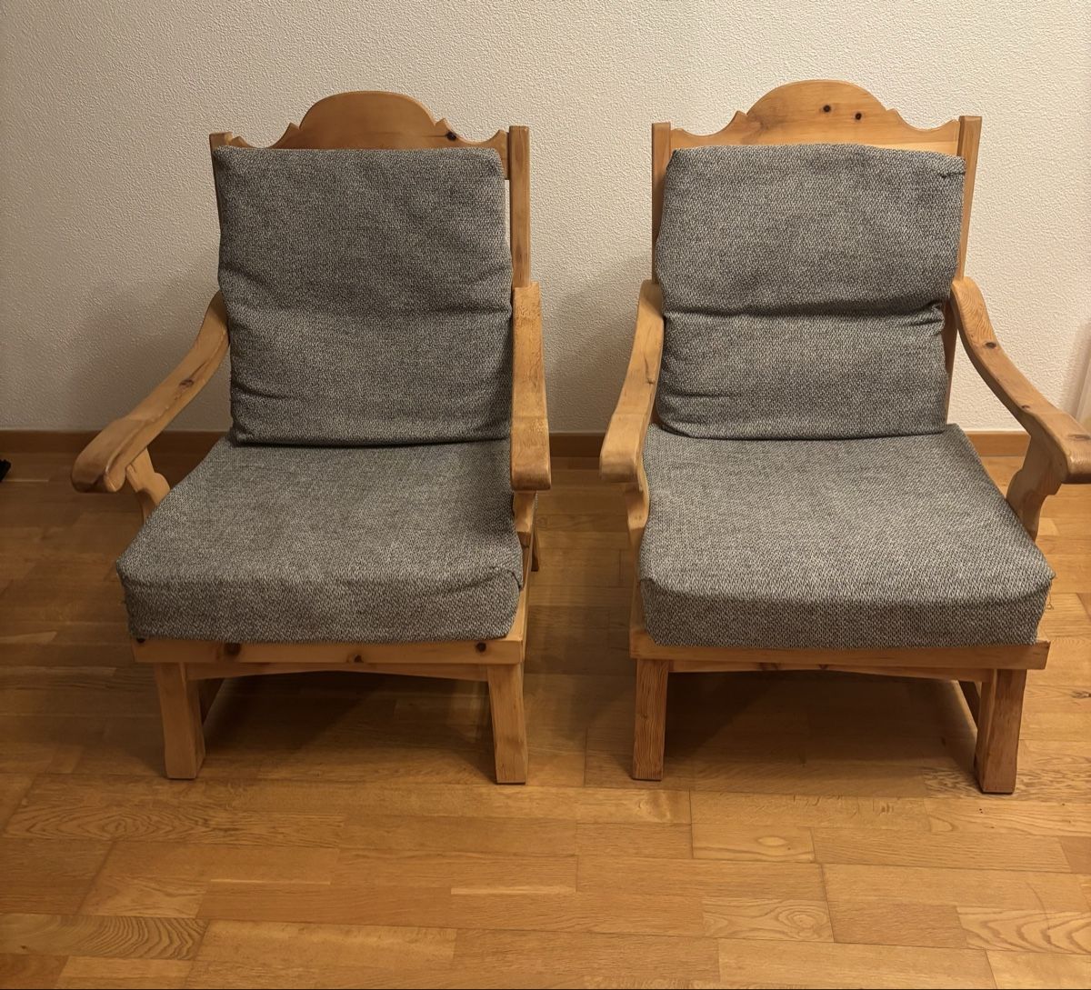 Fauteuils: Zwei massive Holzsessel (Set) – D'occasion à Niederbipp par Pto6 1