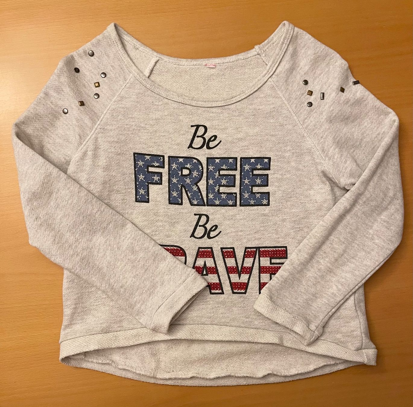 Maglioni & Felpe: Langarm Pullover grau Be Free Be Brave 122/128 – Nuovo (secondo la descrizione) da Basel venduto da Seifehuesli 1