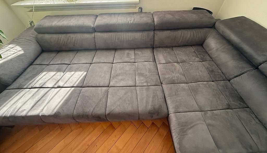 Divani: Mömax Ecksofa mit elektrischem Sitzvorzug (NP: CHF 2199) – Usato da Zollikerberg venduto da eva_chz9