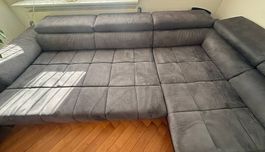 Mömax Ecksofa mit elektrischem Sitzvorzug (NP: CHF 2199)