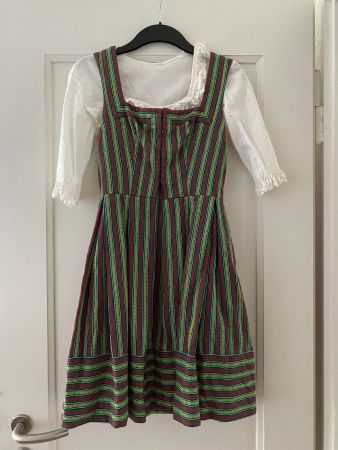 Dirndl mit Bluse und Schürze aus der Dirndl Ecke am Platzl