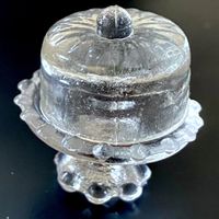 Tortenplatte m/Cloche f/Puppenstuben. Pressglas.
