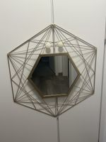 Goldener Wandspiegel im modernen geometrischen Design.