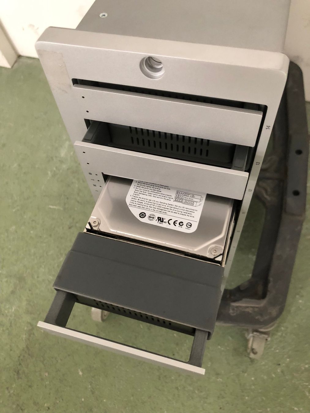 Serveurs: Apple Xserve RAID, OHNE Harddisks – Défectueux à Hinterkappelen par atomschnee 1