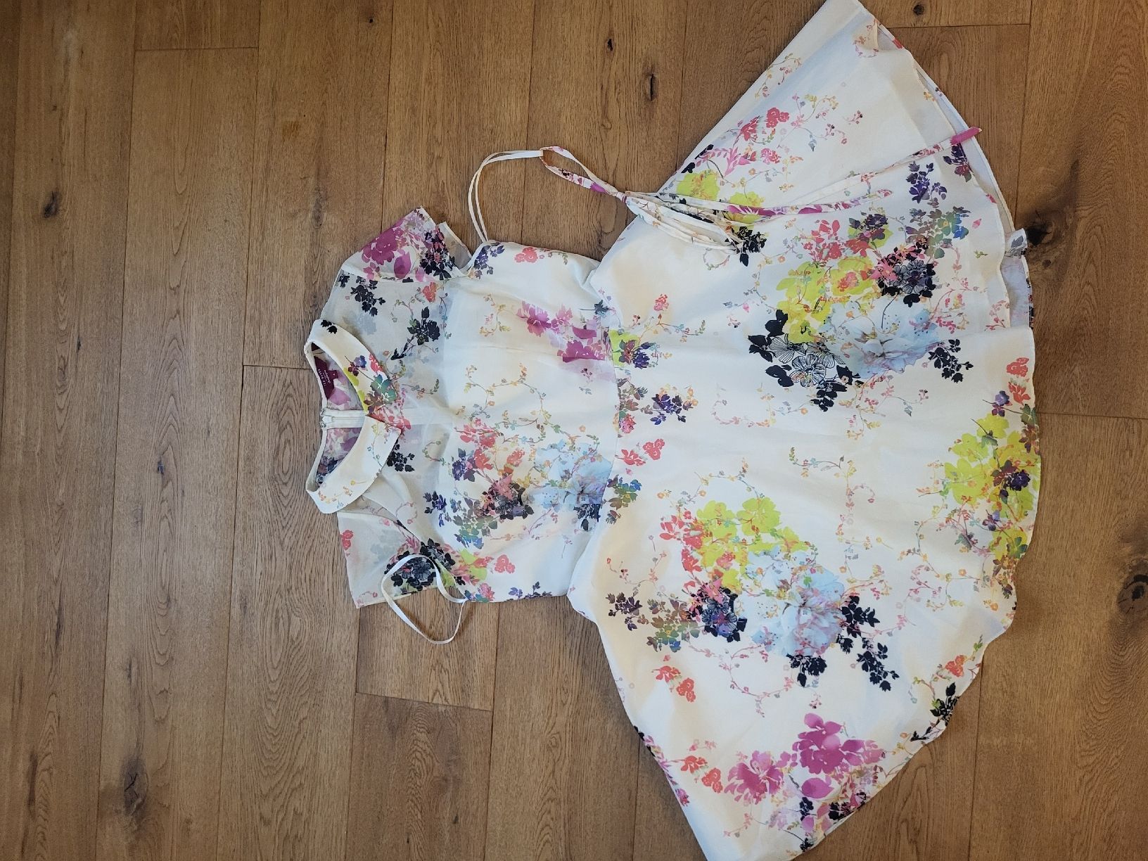 Vestiti: Ted Baker Kleid Blumenmuster weiss Grösse 42 – Usato da Unterkulm venduto da Swentya 3