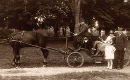 Familienbild vor Pferdekutsche