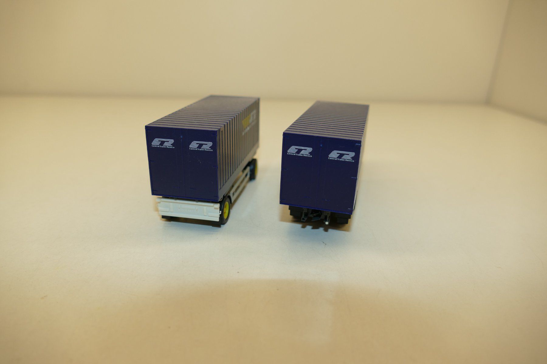 Herpa Modellautos: Herpa 1:87: MB 2543 Sattelzug Central Trailer Rentco – Gebraucht aus Niederhasli von rail-duerst 3