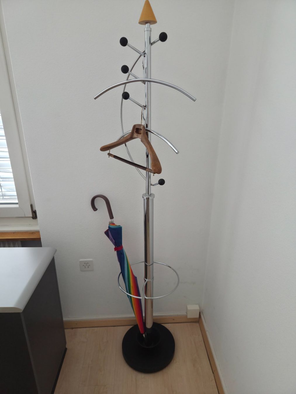 Guardaroba: Design-Garderobenständer Chrom mit Schirmhalter – Usato da Zürich venduto da ant_m569