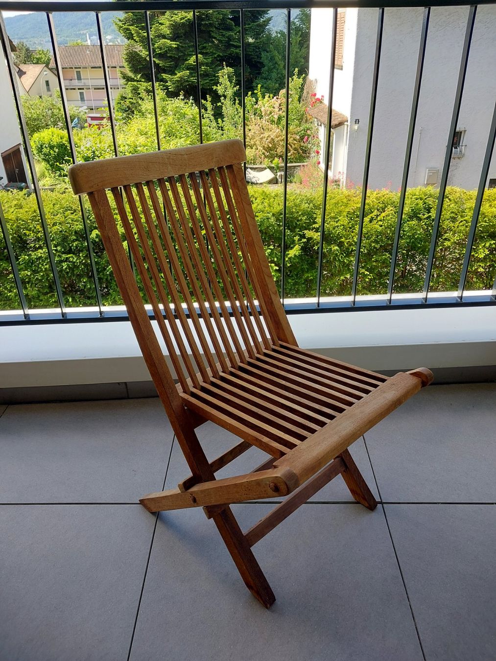 Set di tavolo e panche: Holz Gartentisch mit 4 Klappstühlen – Usato da Zürich venduto da 7078 2