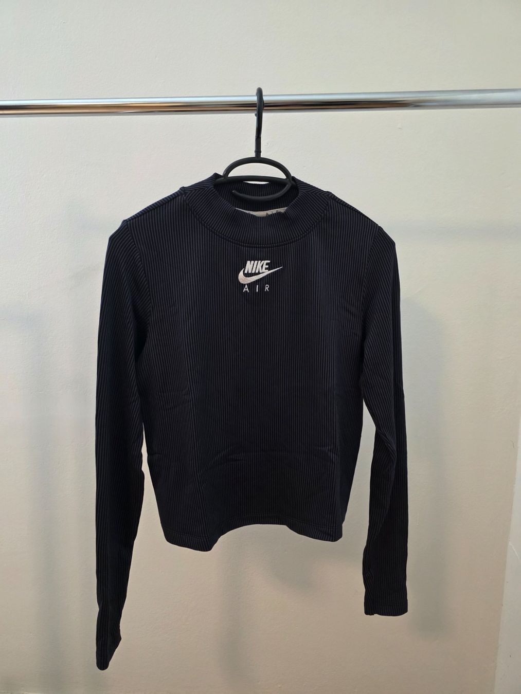 Nike T-shirts: Langarmshirt Nike – D'occasion à Rothenfluh par sel_j856