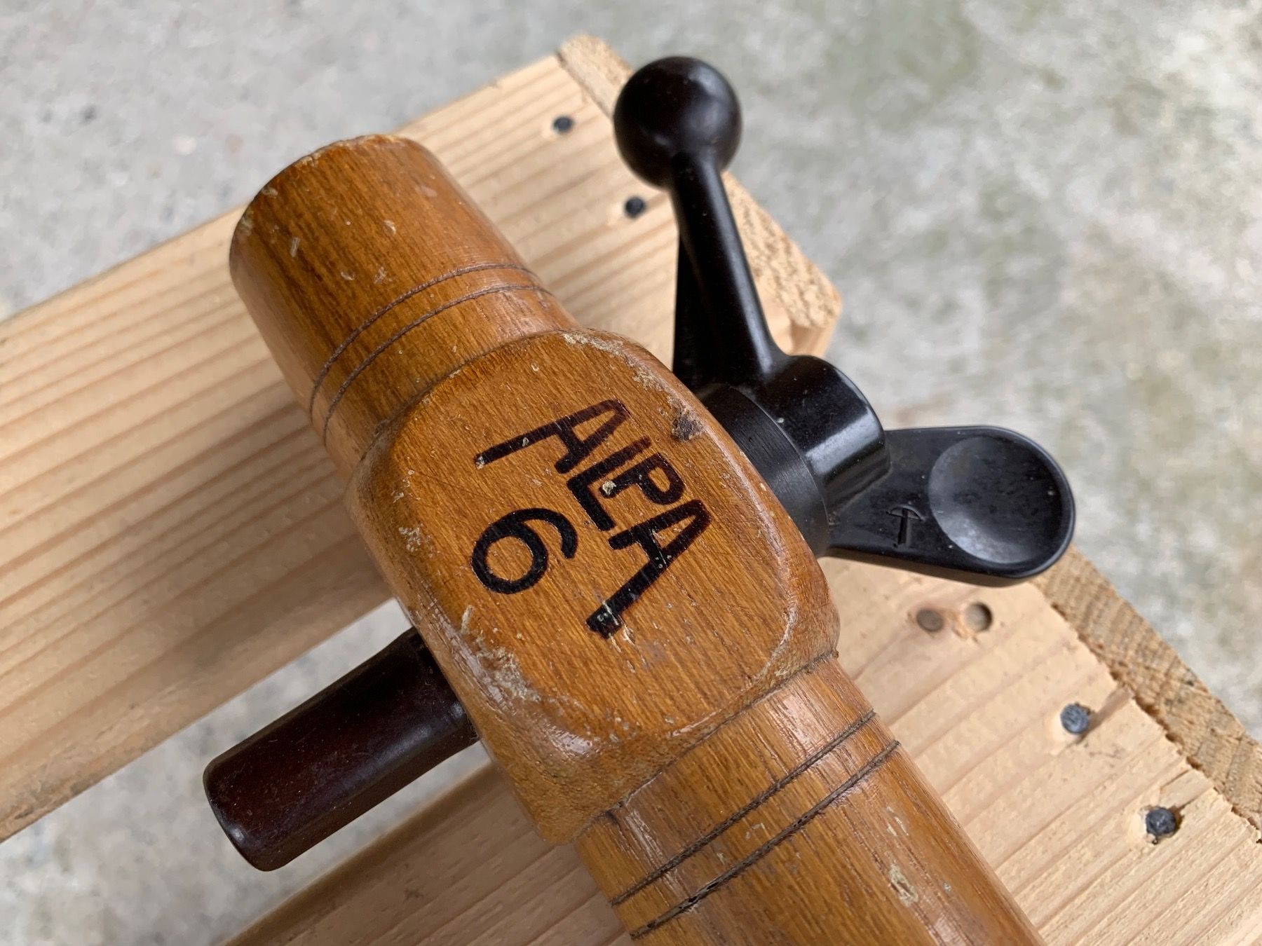 Tutti gli attrezzi: schönes Wiegemesser und Zapfhahn – Usato da Feldbach venduto da Olive1 2