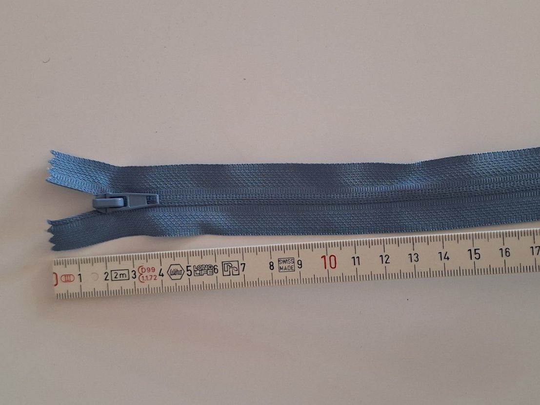 Stoffe: Reisverschluss 20cm blau – Gebraucht aus Wetzikon ZH von NaWetzi